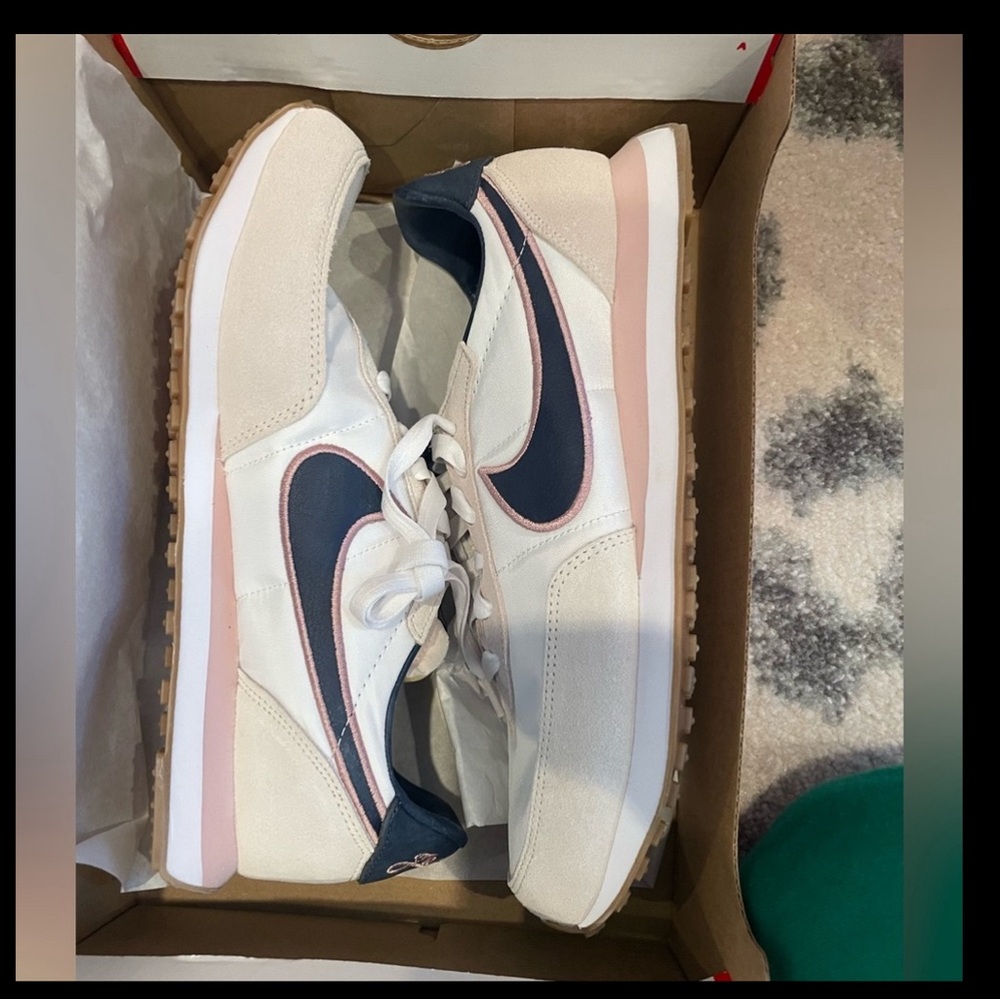 NIKE WAFFLE TRAINER Size 7 youth Size 8 women’s Worn for a couple of hours only